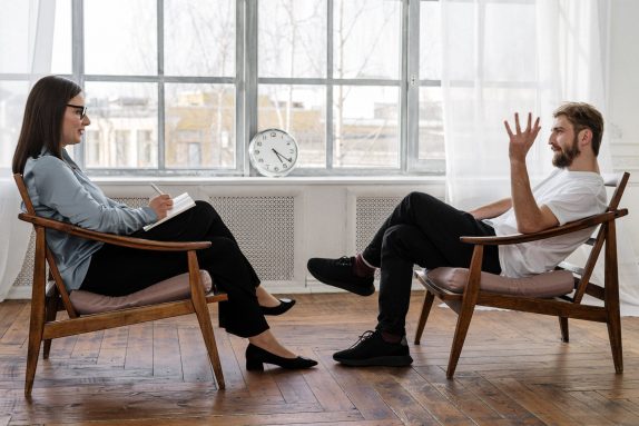 2 stellen tijdens een coachingsessie.