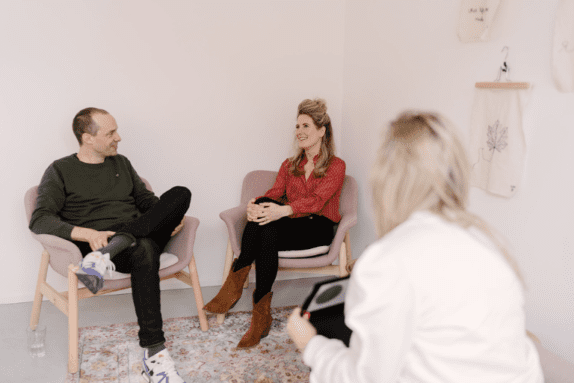 Anne de Jong met 2 stellen tijdens een coachingsessie.