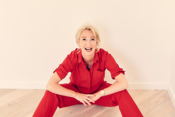 Anne de Jong tijdens een fotoshoot, psycholoog en oprichter van De Relatiecoach